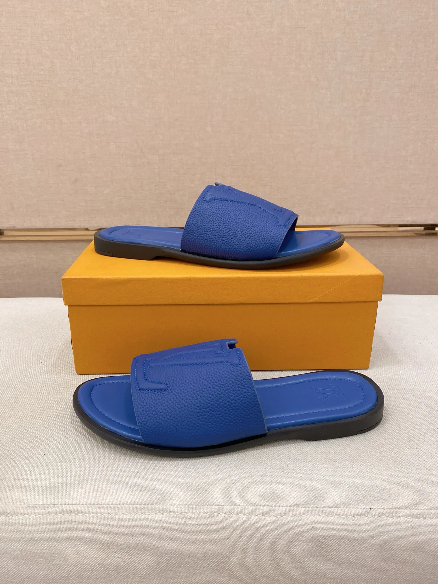 Men's shoes 💰: 340💰Made by LV🔍Top purchasing agents. Men's spring and summer slippers are available at the same counter. The uppers are imported cowhide from Italy, with logo graphics and high-quality craftsmanship. Soles: original soles specially provided by the original factory. Exclusive movable molded soles are super comfortable. Original goods follow orders. 🔍🔍High quality. You can enter and exit the counter at will. Welcome to compare. Size 38-44. Can be customized45